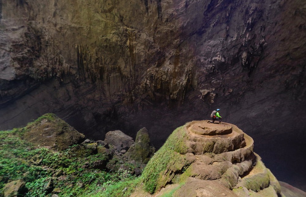 Với phóng sự ảnh Fly through a colossal cave: Son Doong in 360º (Bay xuyên qua một hang động khổng lồ: Sơn Đoòng 360 độ), tạp chí National Geographic muốn tái dựng một phiên bản điện tử của hang Sơn Đoòng, để bất cứ độc giả nào cũng có cơ hội khám phá hang động lớn nhất thế giới tại Quảng Bình, Việt Nam. Như thể họ có mặt ở đó và trực tiếp trải nghiệm vẻ đẹp hùng vĩ và hoang sơ của Sơn Đoòng.