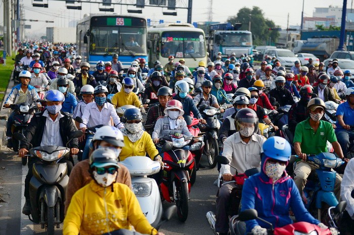 Sáng nay, gần trạm thu phí cầu Rạch Chiếc xảy ra vụ va quẹt xe khiến nhiều phương tiện di chuyển khó khăn. Ảnh phương tiện di chuyển khó khăn trên  Xa Lộ Hà Nội sáng 26/10 - Ảnh: Thanh Tùng