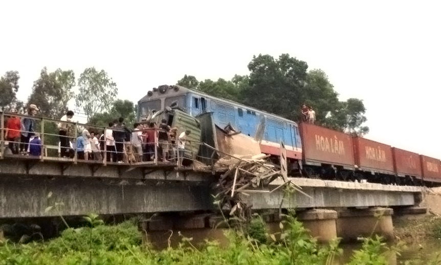 Hy hữu: Xe tải bị tàu đâm, mắc kẹt trên thành cầu