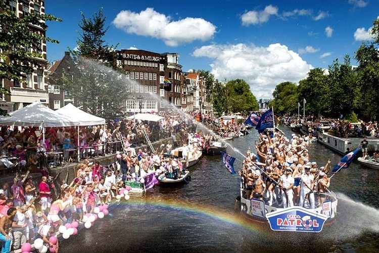 Cầu vồng xuất hiện trong cuộc diễu hành Gay Pride trên kênh hàng năm ở Amsterdam.