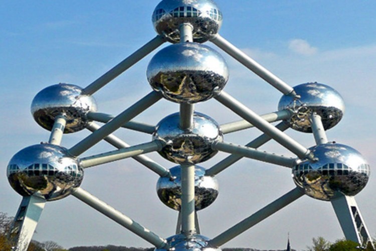 Atomium, Brussels: Công trình có hình dáng nguyên tử này có tới 92m và cung cấp cho du khách một cái nhìn bao quát thành phố Brussels.