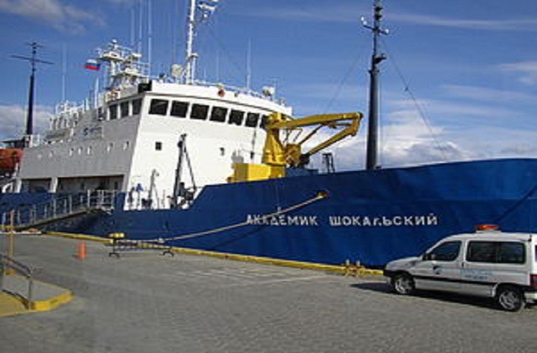 Con tàu MV Akademik Shokalskiy của Nga mang theo 74 nhà khoa học, khách du lịch và thủy thủ đoàn mới đây đã bị kẹt ở Nam Cực vào ngày 24/12 do gió mạnh đẩy những tảng băng lớn bao vây con tàu.