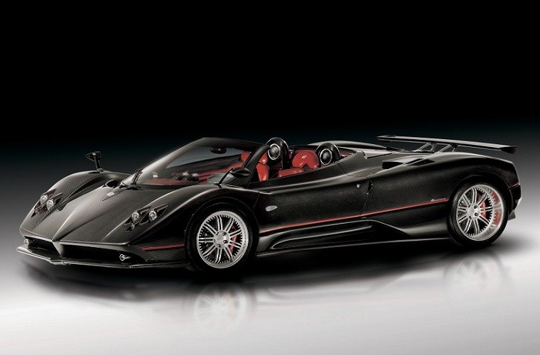 Pagani Zonda C12 F của Mercedes-Benz trang bị động cơ V12, một bể bơi làm bằng sợi carbon và vỏ xe làm bằng thép titan. Nó có thiết kế khí động học đặc biệt giúp xe nhanh chóng đạt được tốc độ lên tới hơn 300 km/h. Chiếc xe được làm thủ công theo đơn đặt hàng có giá 650 nghìn USD.