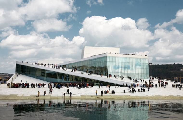 Nhà hát Opera Oslo nằm tại trung tâm thủ đô Oslo, Nauy do chính phủ làm chủ dự án hoàn thành năm 2008 nhằm phục vụ nhu cầu thưởng thức nghệ thuật của người dân thành phố.