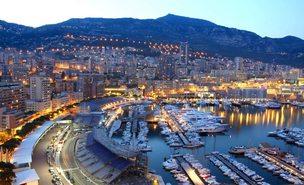 Monaco, thành phố tráng lệ với 37 nghìn dân là một trong những điểm du lịch hàng đầu tại châu Âu. Tuy nhiên giá đất tại đây luôn được đẩy lên khá cao, trung bình thuê 120 m2 tốn đến 10 nghìn USD/tháng.