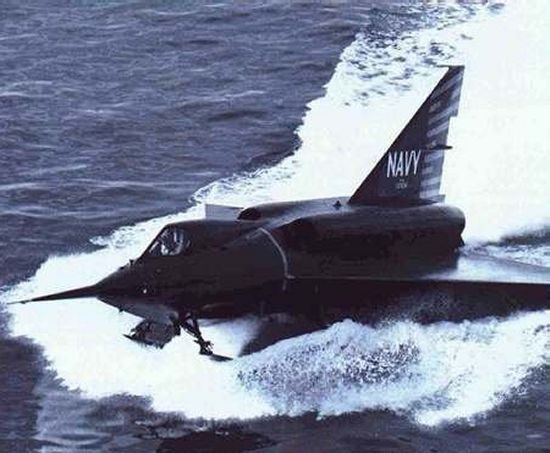 Convair V2 Sea Dart được thiết kế năm 1951 tại Mỹ là một trong những mẫu thủy phi cơ đầu tiên trên thế giới. Mẫu máy bay này có thiết kế kín mít ngăn thấm nước với hy vọng của Mỹ vừa thiết kế máy bay kiêm tàu ngầm. Tuy nhiên mẫu máy bay này buộc dừng nghiên cứu sau vụ tai nạn gây tử vong toàn bộ tổ lái.