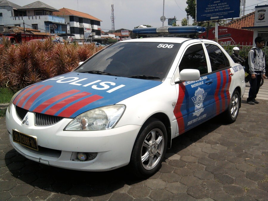 Mitsubishi Lancer được trang bị cho cảnh sát Indonesia chuyên tuần tra trên đường cao tốc, quốc lộ. Xe sở hữu động cơ DOHC 2.0 lít sinh ra công suất 154 mã lực và mô-men xoắn 220 Nm.