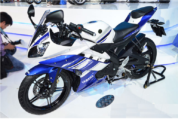 Yamaha R15 2.0 2014 trang bị động cơ 4 kỳ, 4 van, SOHC, làm mát bằng chất lỏng, 150 cc, sản sinh công suất tối đa 17 mã lực tại 8.500 vòng/phút và mô-men xoắn cực đại 15 Nm tại 7.500 vòng/phút. Năng lượng được truyền tới bánh thông qua hộp số 6 cấp. Đây là mẫu xe có khả năng về Việt Nam nhiều nhất sau khi ra mắt tại triển lãm Bangkok vừa qua.