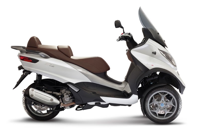 Piaggio MP3 300 2015 chính thức được giới thiệu tại Ý sau sự ra mắt đầy thành công của người anh em Piaggio MP3 500 hồi đầu tháng 5 vừa qua.