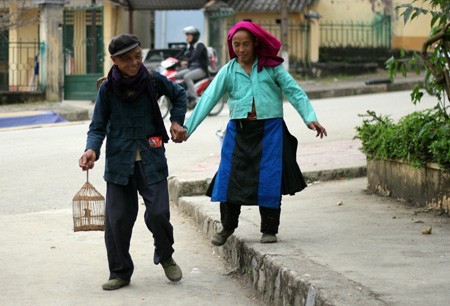 Chợ phiên Đồng Văn (Hà Giang) mỗi tuần chỉ họp một lần vào sáng chủ nhật. Rượu ngô là thứ không thể thiếu trong lúc giao tiếp và bất kỳ ai khi xuống chợ đều uống dăm ba chén để thể hiện tình cảm ấm áp, chân thành.