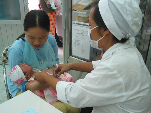 6 cán bộ tiêm vaccin hết hạn cho trẻ bị "xử" thế nào?