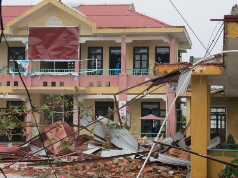 Cơn lốc mạnh kèm mưa to lúc nửa đêm làm tốc mái hơn 20 nhà dân và nhiều cơ quan như: Trụ sở xã, trường học, trạm y tế, kho tàng và làm 4 người bị thương ở hai địa phương nói trên.