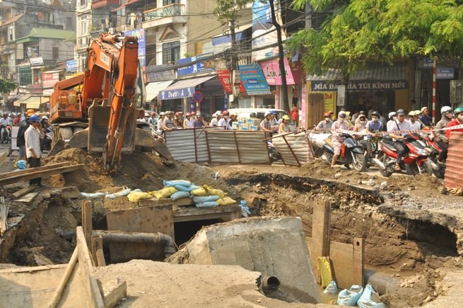 Sáng nay (4/10), tại nút giao thông Trần Khát Chân – Kim Ngưu bỗng nhiên xuất hiện một hố tử thần.   