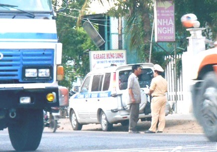 Đầy nghi ngờ khi CSGT “bơ” xe vua cày nát quốc lộ