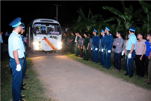 Đêm 11/7, linh cữu thiếu úy Nguyễn Đình Bình (23 tuổi, một liệt sỹ hy sinh trong vụ tai nạn máy bay Mi-171) được đưa về đến quê nhà xã Cẩm Thạch (huyện Cẩm Xuyên, Hà Tĩnh).