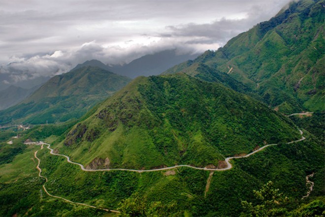 Đèo Ô Quy Hồ - Lào Cai. Với chiều dài lên tới 50 km cắt ngang dãy Hoàng Liên Sơn nổi tiếng, đường đèo Ô Quy Hồ là một thách thức lớn đối với các tài xế đường dài, bởi cung đường hiểm trở, một bên là vực sâu và một bên là núi cao. Đỉnh đèo ở độ cao gần 2.000 m, nên nơi đây còn có cái tên là Cổng Trời.