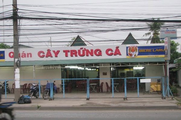 Ngày 15/10, ông Nguyễn Văn Tuyến - Hạt trưởng Hạt Quản lý đường bộ 73.4 (Công ty CP Đầu tư xây dựng công trình giao thông 73) đảm trách địa bàn TP Vị Thanh, tỉnh Hậu Giang - về công ty ở Cần Thơ để họp chi bộ. Tối cùng ngày, ông đi nhậu với sếp cũ là ông Huỳnh Hớn Dũng, Giám đốc Công ty Cầu đường 719 và một số người khác tại quán Cây Trứng Cá trên đường Cách Mạng Tháng Tám, quận Bình Thủy, TP Cần Thơ.