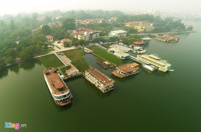 Hàng chục du thuyền, nhà hàng nổi kinh doanh ăn uống đang ngày đêm xả thải trực tiếp xuống hồ Tây, gây ô nhiễm trầm trọng hệ sinh thái hồ.