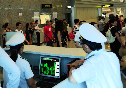 1. Ngành y tế báo động vì ca nghi nhiễm Ebola ở Đà Nẵng. Trưa 1/11, bệnh nhân Ch. (26 tuổi, quê xã Quảng Cát, huyện Quảng Xương, Thanh Hóa) bị sốt và vào Bệnh viện Hoàn Mỹ Đà Nẵng cấp cứu. Anh này cho biết mình vừa trở về từ Guinea - quốc gia đang có dịch Ebola - nên lập tức được chuyển đến khoa Y học nhiệt đới (Bệnh viện Đa khoa Đà Nẵng) điều trị theo quy trình ứng phó với dịch bệnh này.