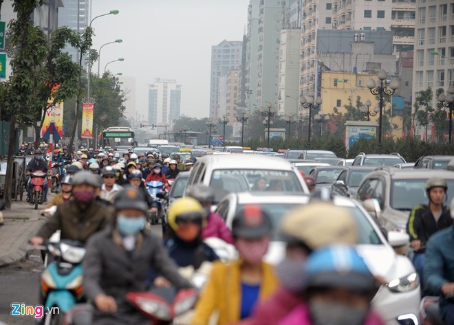 Hôm nay, ngày làm việc đầu tiên trong năm mới (24/2),  giao thông ùn tắc kéo dài tại nhiều tuyến đường phố ở Hà Nội. Trong ảnh là cảnh chụp từ ngã tư Lê Văn Lương - Hoàng Minh Giám tới chân cầu vượt Láng Hạ sáng nay.