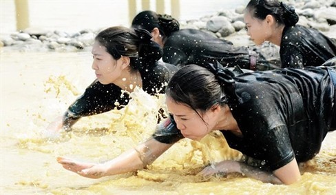 Mùa  tuyển sinh đại học năm nay, nghề tiếp viên hàng không vẫn là một trong những nghề mơ ước, hấp dẫn với các bạn trẻ. Tuy nhiên, để thi đầu vào ngành này không đơn giản vì yêu cầu nhiều tiêu chí cả về ngoại hình và kiến thức, khi đậu rồi, việc học cũng vô cùng gian nan, khổ luyện, nhất là với các bạn nữ.