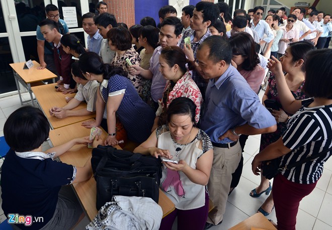 13h30 ngày 5/5, hàng trăm phụ huynh xếp hàng quanh khu vực văn phòng  trường dân lập Lương Thế Vinh (cơ sở C5 Nam Trung Yên, Hà Nội). Theo thông báo, buổi chiều, trường bán hồ sơ từ 14h tại 2 bàn phục vụ.