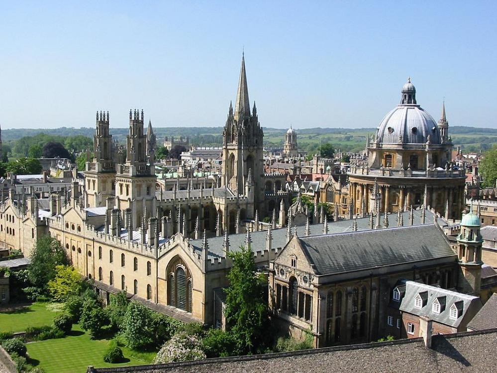 1. Đại học Oxford, Anh. Đại học Oxford là một trong những trường danh tiếng nhất thế giới. Đây cũng là trường đại học lâu đời và được xem là đẹp nhất trong các nước nói tiếng Anh. Trường mang một vẻ đẹp cổ kính với kiến trúc độc đáo đại diện cho từng thời kỳ, vô cùng thu hút khách du lịch.