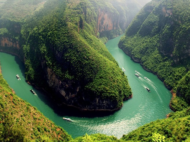 Trường Giang có nghĩa là “sông dài”, còn có tên gọi khác là Dương Tử và nhiều tên khác tùy theo nơi nó chảy qua. Với độ dài hơn 6.300 km,  sông Trường Giang là dòng sông dài nhất Trung Quốc và dài thứ 3 thế giới, chỉ sau sông Nile và sông Amazon. Sông chảy từ phía tây sang phía đông, từ những dòng sông băng ở cao nguyên Tây Tạng đến trung tâm tài chính Thượng Hải rồi đổ ra biển. Ảnh: Interasia.