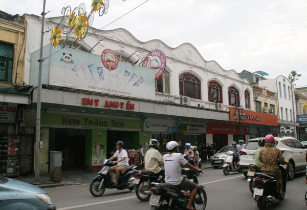 Khu đất “vàng” kem Tràng Tiền nằm cách Hồ Gươm và Nhà hát lớn Hà Nội vài trăm mét đã từng công bố sẽ trở thành khu căn hộ cao cấp vào cuối năm 2011.