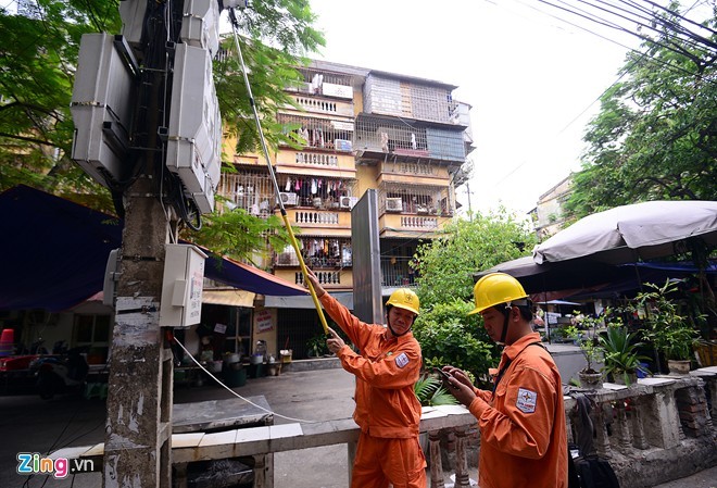 Công ty điện lực Đống Đa đã trang bị 6 bộ dụng cụ mới cho 12 công nhân để phục vụ việc ghi số điện, trong đó có việc  dùng gậy tự sướng. Bộ thiết bị gồm 3 phần, gậy có thể điều chỉnh độ dài, camera gắn sim 3G và máy tính bảng. Camera dùng để chụp hình ảnh chỉ số công tơ, nối vào máy tính bảng và số liệu được nhập bằng tay sau đó, rồi truyền trực tiếp về trung tâm.