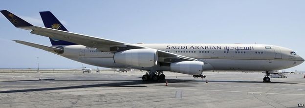 Vua Salman bin Abdulaziz Al Saud của Saudi Arabia và đoàn tùy tùng tới sân bay Nice hôm 25/7 trong chuyến nghỉ dưỡng dài 3 tuần ở miền nam nước Pháp bằng hai chuyên cơ riêng của hãng Saudi Arabian Airlines.