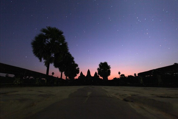 Để đón được cảnh bình minh ở khu  đền Angkor Wat (Campuchia), bạn phải dậy từ lúc 4h, bắt tuk-tuk hoặc taxi đến đền.