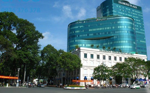 1. Lotte thâu tóm Diamond Plaza. Sau 15 năm hoạt động, tháng 3/2015, Diamond Plaza đã đổi chủ khi được Tập đoàn Lotte đã mua lại 70% cổ phần từ Posco. Giá trị của thương vụ  mua bán bất động sản trên không được hai bên tiết lộ. 