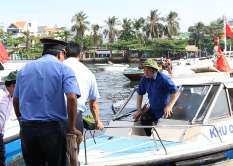 Sáng 23/5, Bí thư Đinh La Thăng cùng lãnh đạo nhiều sở, ngành đã đi khảo sát và làm việc với UBND quận 8, TP HCM nhằm tìm giải pháp giải quyết tình trạng nhà ở trên các kênh, rạch ở quận này.