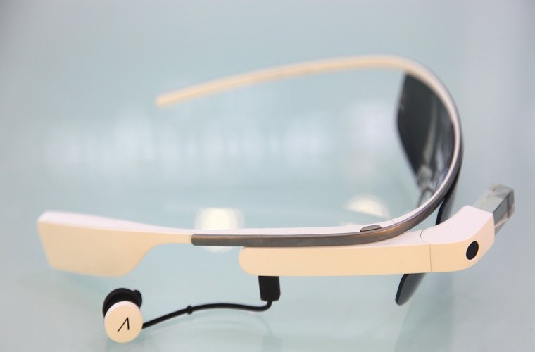 Google glass là chiếc kính hiện đại, cho phép tra cứu thông tin, chụp ảnh, quay phim ...và hiện nay đã được triển khai ứng dụng học tiếng Anh qua kính tại Việt Nam. Ảnh: CellphoneS