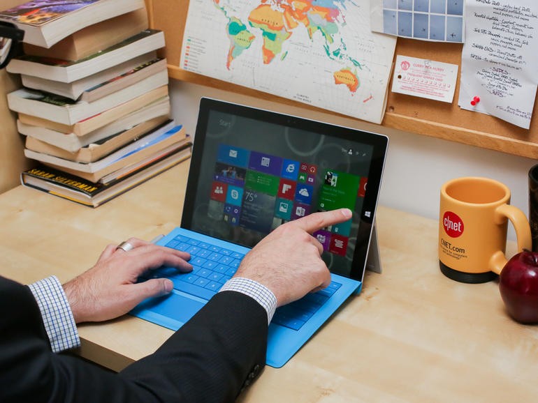  1. Microsoft Surface Pro 3 Microsoft Surface Pro 3 đã tăng kích thước màn hình, cộng với bàn phím gắn liền giúp bạn có thể đánh máy với phần mềm Microsoft Office. Máy trang bị bút stylus mới để bạn có thể viết như trên giấy thông thường. Sản phẩm mới này khá đắt.