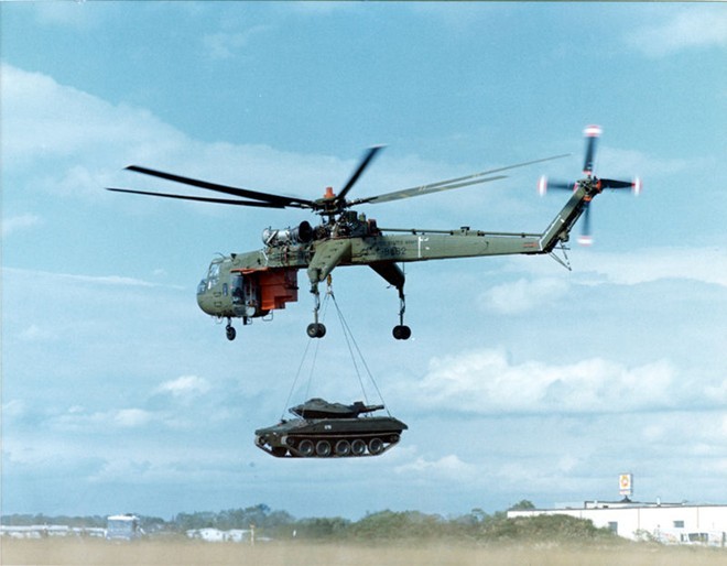 CH-54 là loại trực thăng vận tải quân sự quái dị do tập đoàn Sikorsky phát triển cho quân đội Mỹ. Trực thăng nay được ví von là một cần cẩu di động. Nó có thể nhấc bổng cả một chiếc xe tăng hạng nhẹ hay cẩu cùng lúc 2 trực thăng vận tải UH-1. Theo Militarytoday, quân đội Mỹ đã cho nghỉ hưu toàn bộ 105 chiếc CH-54 vào năm 1991. Ảnh: Wikipedia