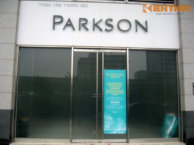 Parkson Keangnam (đường Phạm Hùng, Mễ Trì, Từ Liêm, Hà Nội) đột ngột đóng cửa và yêu cầu các gian hàng phải di chuyển khỏi trung tâm này, thời gian từ ngày 3-4/1/2015 và treo thông báo ngày 7/1/2015 sẽ mở cửa trở lại sau khi kiểm kê và sắp xếp hàng hóa. Dưới đây là hình ảnh Parkson Keangnam mới nhất trong sáng nay (5/1).