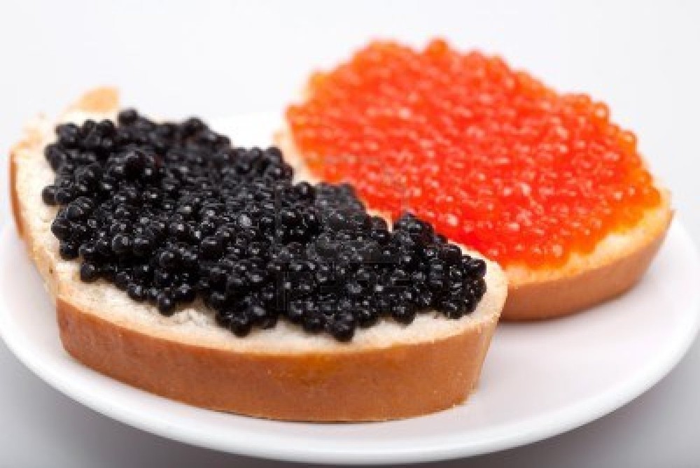 Được ví như "viên ngọc đen", trứng cá tầm (caviar) là một loại thực phẩm ngoại Tết 2015 đang có mặt trên thị trường Việt Nam. Nó cũng nằm trong top những món ăn xa xỉ nhất hành tinh. Sở dĩ loại trứng cá này đắt đỏ bởi sau 15- 20 năm tuổi cá tầm mới cho trứng.