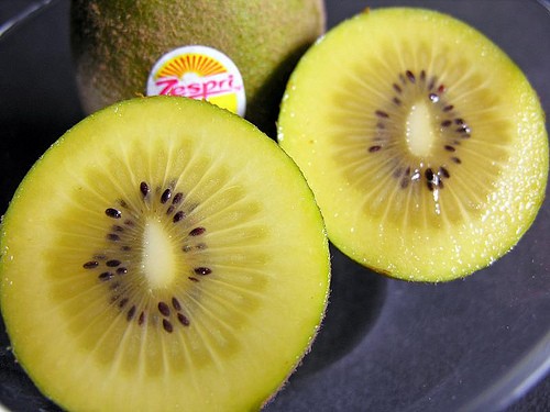 Quả Kiwi - "vua của các loại trái cây" được trồng thương mại ở New Zealand, Italy, Nhật Bản, Pháp, Úc, Hy Lạp và Hoa Kỳ. Hai loại Kiwi vàng và xanh về hình dáng không khác nhiều, trọng lượng mỗi quả từ 100- 130g, hạt bên trong màu đen và nhỏ, phân bố vòng tròn đồng đều trong tâm quả. Tuy nhiên, mức giá kiwi vàng lại đắt gấp đôi kiwi xanh.