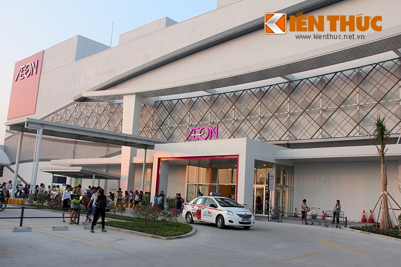 Ngày 28/10,  Aeon Mall Long Biên (đường Cổ Linh, Long Biên, Hà Nội) trung tâm thương mại đầu tiên và lớn nhất của Aeon Mall Nhật Bản tại Hà Nội chính thức khai trương với nhiều tiện ích chuẩn 5 sao.