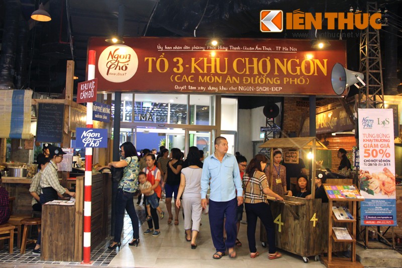 Tầng ba của trung tâm thương mại  Aeon Mall Long Biên (đường Cổ Linh, Long Biên, Hà Nội) là khu "Làng ẩm thực" với nhiều cách bài trí gian hàng theo phong cách thời bao cấp, những quán quê, quán vỉa hè giản dị, gần gũi.