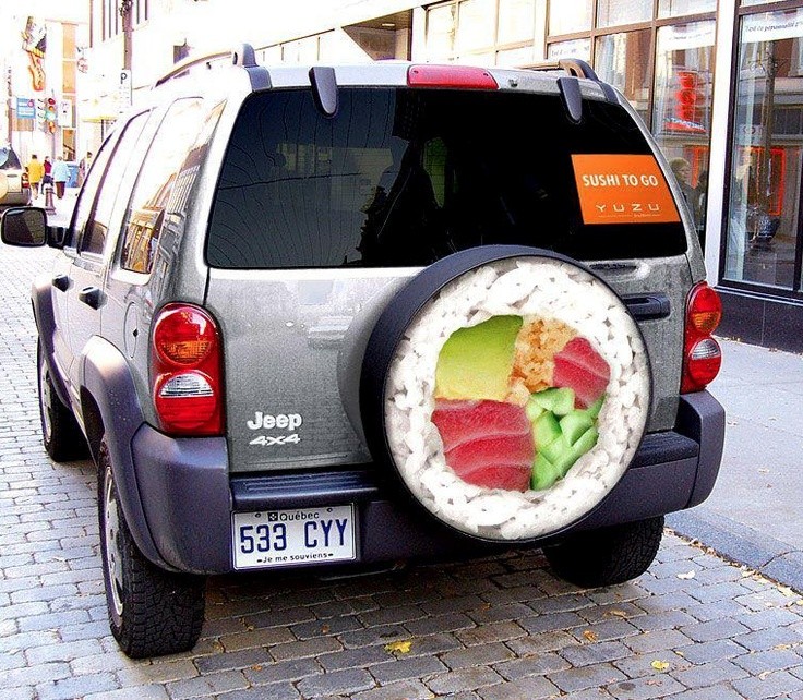 Một tấm  biển quảng cáo độc lạ của nhà hàng sushi.