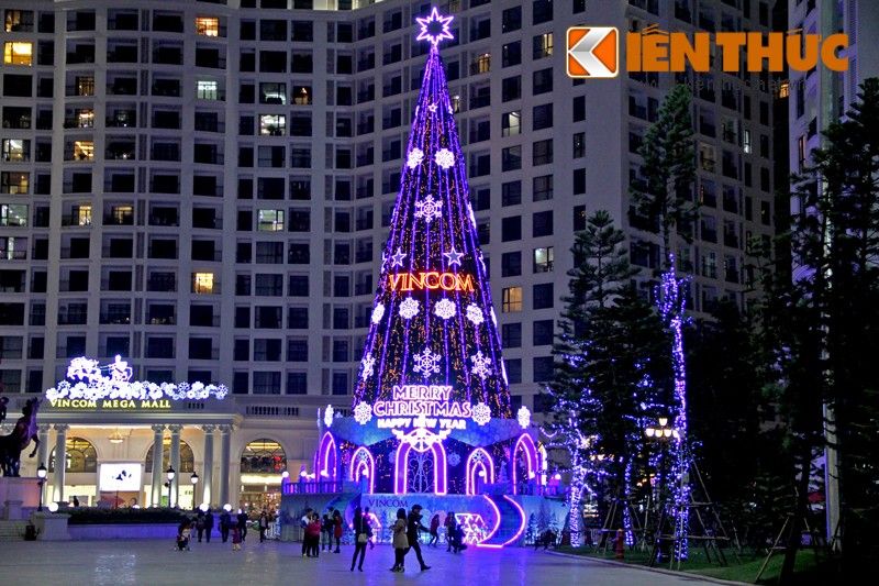 Gần đến Noel, hàng loạt trung tâm thương mại, khách sạn lớn ở Hà Nội đều đã trang hoàng  cây thông Noel khổng lồ để thu hút sự chú ý của khách hàng đến mua sắm, tham quan.