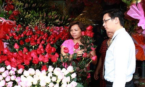 Thị trường hoa vào ngày lễ tình nhân đa chủng loại, kiểu dáng, cùng đó, mức giá cũng cao ngất ngưởng khiến người mua, đặc biệt là cánh mày râu hoa mắt chọn lựa, thậm chí dễ bị "chém đẹp". Vài gợi ý dưới đây có thể giúp bạn  mua hoa Valentine tiết kiệm chi phí hơn.