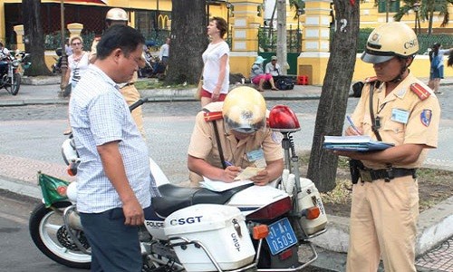 Sẽ phạt người đi xe máy không sang tên đổi chủ