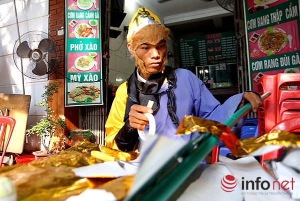 Mới xuất hiện khoảng 2 tháng trở lại đây nhưng chàng  Tôn Ngộ Không "Việt Nam" đã thu hút được rất nhiều sự chú ý mỗi khi xuất hiện trên đường phố Hà Nội.