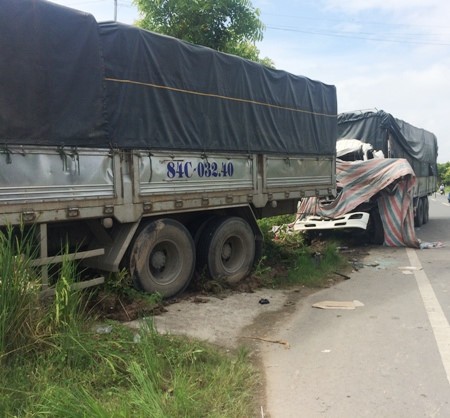 Một vụ  tai nạn giao thông nghiêm trọng giữa 2 xe tải xảy ra vào sáng sớm ngày 8/12 tại tỉnh Bạc Liêu, đã làm một tài xế xe tải tử vong ngay trên cabin. Tại hiện trường, đầu một chiếc xe tải bị biến dạng hoàn toàn, còn xe tải còn lại đâm vào sát lề nhà người dân và chỉ bị hư hỏng nhẹ phần đuôi. Ảnh: An toàn giao thông.