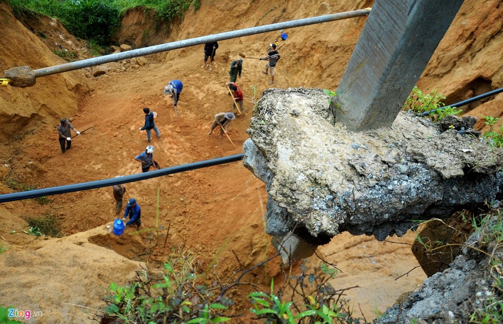 Mưa lũ lịch sử gây vỡ cống thoát nước tạo  hố tử thần sâu 12 m, rộng 14 m trên Tỉnh lộ 623 (huyện Sơn Hà đi vùng cao Sơn Tây) gây nguy hiểm cho người dân qua khu vực này.