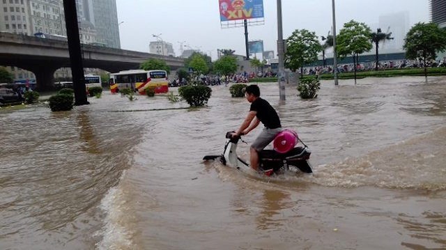 Biển chiều nay sóng vỗ...